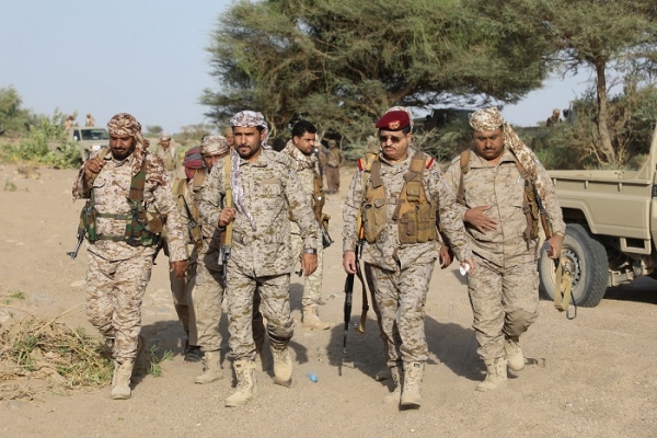 وزير الدفاع يدعو لنبذ الخلافات والمناكفات ورص الصفوف لمواجهة الحوثي