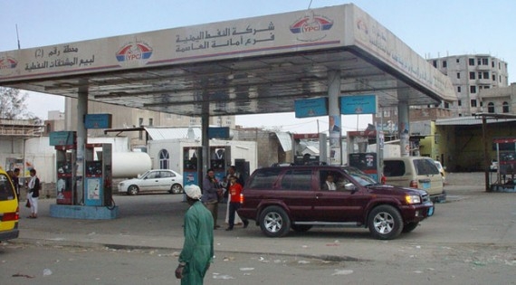 الحوثيون يعلنون دخول مرحلة سيئة جراء انعدام المشتقات النفطية