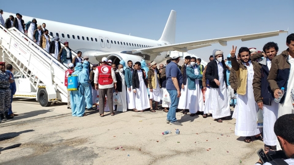 وصول المختطفين ممن أفرج عنهم الحوثيون  إلى مطار سيئون ضمن صفقة التبادل