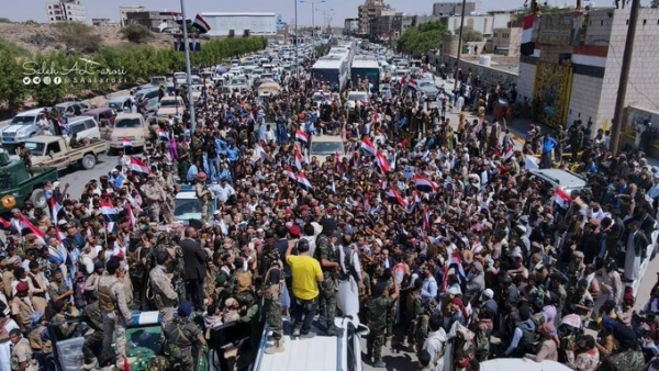 المختطفون المفرج عنهم من سجون الحوثي يصلون مأرب وسط استقبال رسمي وشعبي واسع (صور)