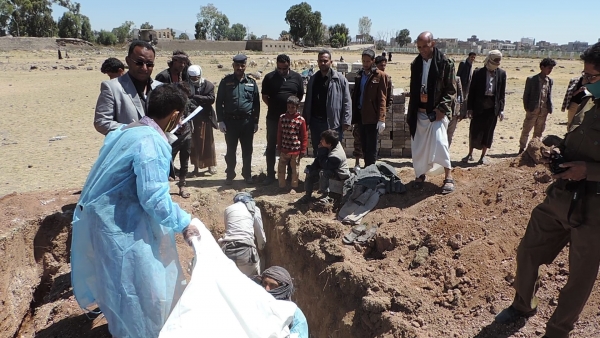 جماعة الحوثي تدفن 35 جثة مجهولة الهوية في ذمار