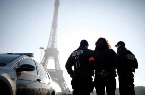 فرنسا تأخرت بإعلان الحادثة.. طعن مسلمتين أمام أطفالهما عند برج إيفل والأزهر يصفها بالعمل الإرهابي