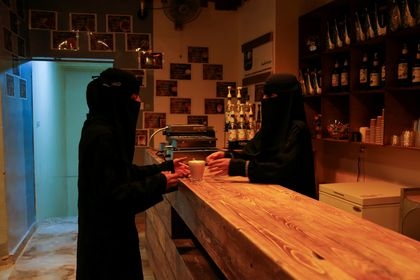 سيدة أعمال تفتتح أول مقهى خاص بالنساء في مدينة مأرب