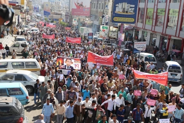 مظاهرة حاشدة في عدن تندد بموقف الرئيس الفرنسي ضد الإسلام