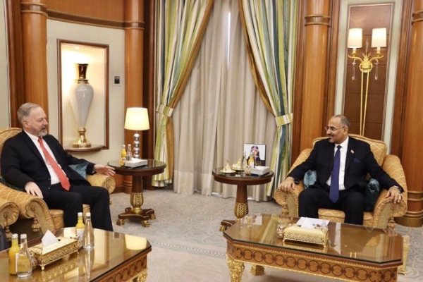 السفير الأمريكي يبحث مع الزبيدي جهود تنفيذ اتفاق الرياض