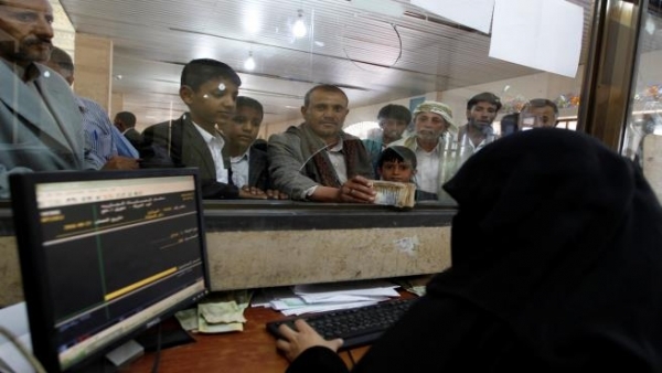 شركات ومحال صرافة في عدن تغلق أبوابها بسبب انهيار العملة المحلية