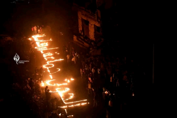 تعز.. محتجون يشعلون الشموع على أسطح المباني المدمرة تنديداً بانتهاكات الحوثيين