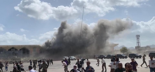 قتلى وجرحى في عدة انفجارات استهدفت مطار عدن لحظة وصول الحكومة
