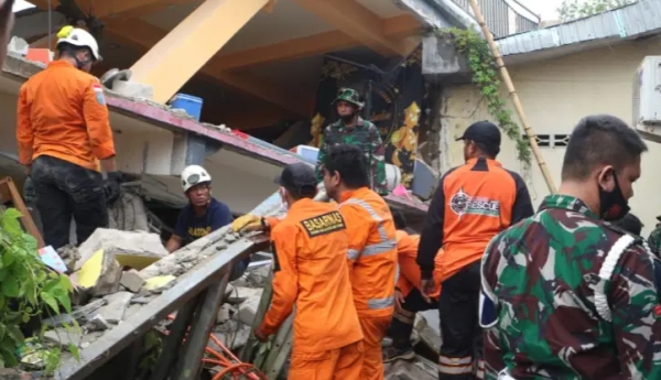 بقوة 6.2 درجات على مقياس ريختر.. قتلى ومئات الجرحى بزلزال يضرب إندونيسيا