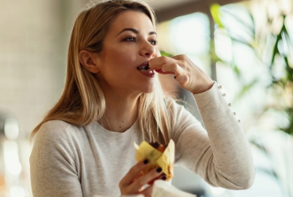 12 طريقة لتناول الطعام بطريقة صحية عندما تكون مشغولا