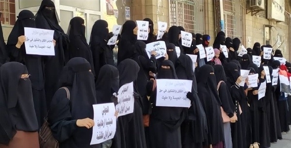 تعز.. وقفة احتجاجية لعشرات النساء تندد بانتهاكات الحوثيين في 