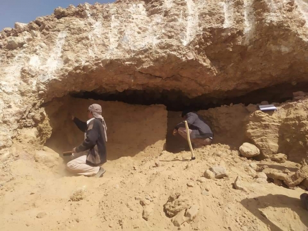 حضرموت.. العثور على مقتنيات فخارية وحجرية عمرها 2500 عام في مقبرة أثرية