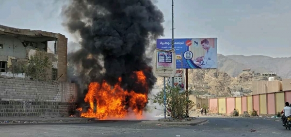 احتراق محطة وقود بقصف حوثي استهدف الأحياء السكنية في تعز