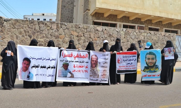 وقفة احتجاجية لأمهات المختطفين أمام مقر الحكومة في عدن للمطالبة بإطلاق ذويهن