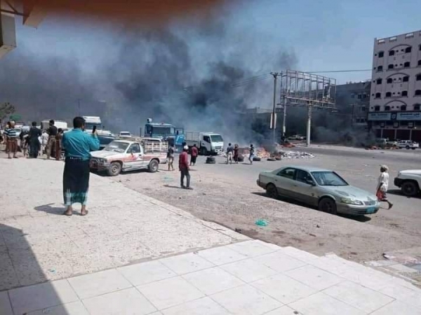 جنود في الحزام الأمني يقطعون طرقا في عدن احتجاجا على تأخر رواتبهم