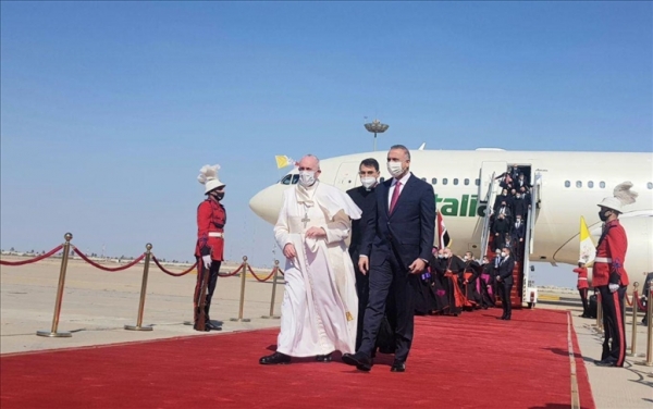 بابا الفاتيكان يصل العراق في زيارة تاريخية