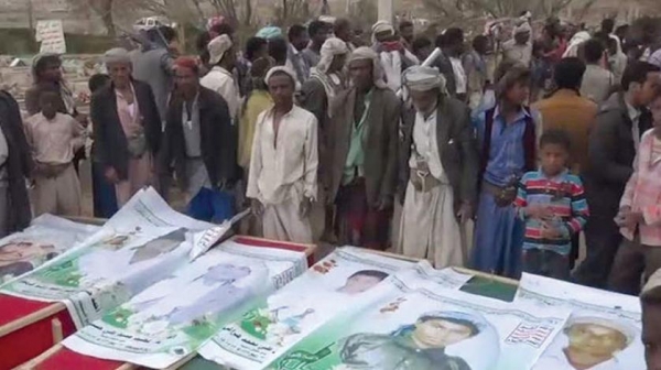 عمران.. المهمشون يشيعون قتلاهم مشياً على الأقدام بعد رفض الحوثيين السماح لسيارة نقل الجثث بمرافقتهم