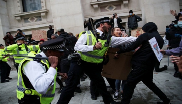 بريطانيا… صدامات عنيفة في بريستول أثناء احتجاجات على مشروع قانون يقيّد التظاهر