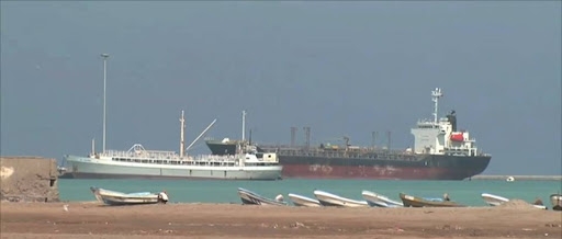 التحالف يسمح بدخول المشتقات إلى ميناء الحديدة.. والحوثيون يستأنفون هجوم المسيرات (ترجمة خاصة)
