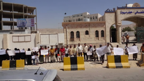 أهالي المعتقلين والمخفيين ينظمون وقفة احتجاجية أمام المجمع القضائي بالمكلا