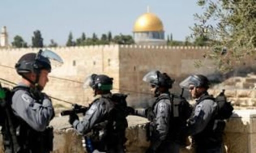 نتنياهو يأمر الجيش بالتأهب والمواجهات تتجدد في القدس وإطلاق قذائف من غزة