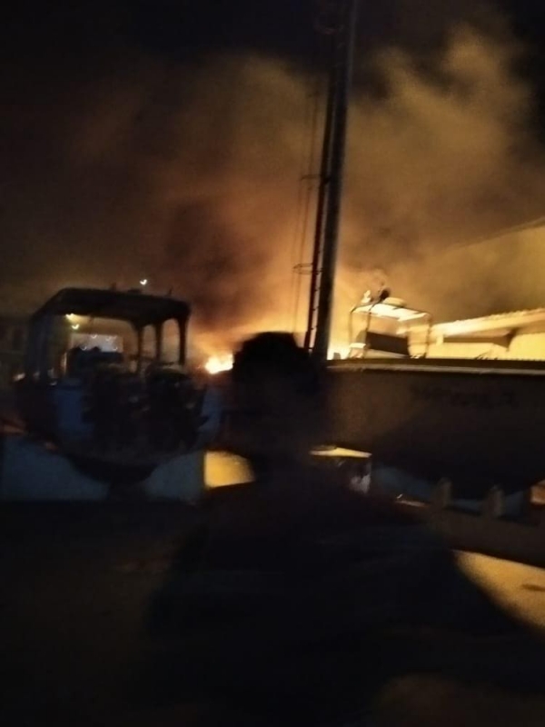 النيران تلتهم زورقا تابعا للقوات السعودية في ميناء نشطون بالمهرة