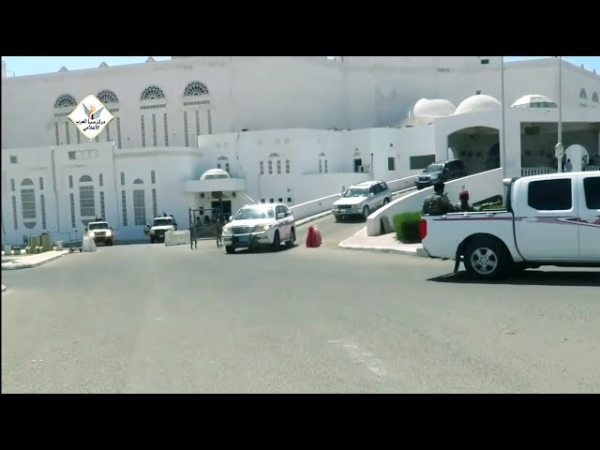 بالفيديو.. تعرض موكب رئيس الوزراء معين عبد الملك للرشق بالحجارة في المكلا