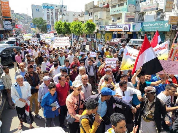 لوحت بتصعيد فعالياتها.. مظاهرة غاضبة في تعز تنديدا بالفساد وحصار الحوثيين للمدينة