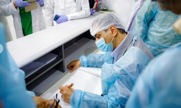 محافظ عدن يوجه بفتح مراكز إضافية للتطعيم ضد فيروس كورونا