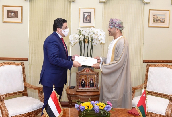 وزير الخارجية اليمني يسلم سلطان عمان رسالة خطية من الرئيس هادي