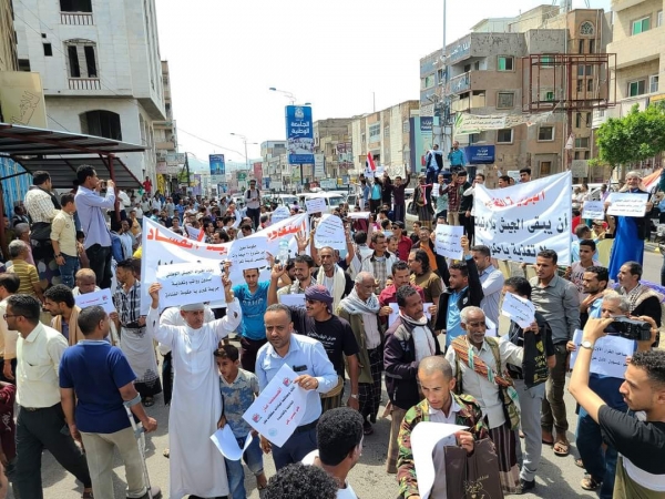 متظاهرون يغلقون مبنى محافظة تعز للمطالبة برحيل الفاسدين
