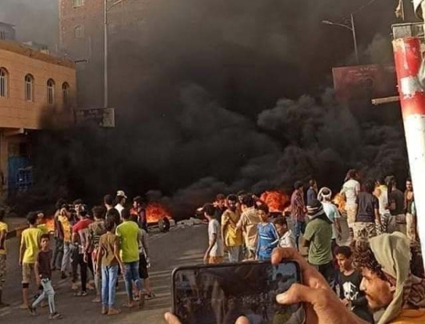 تواصل الاحتجاجات في عدن ومليشيا الانتقالي تقمع التظاهرة بالرصاص الحي (فيديو)