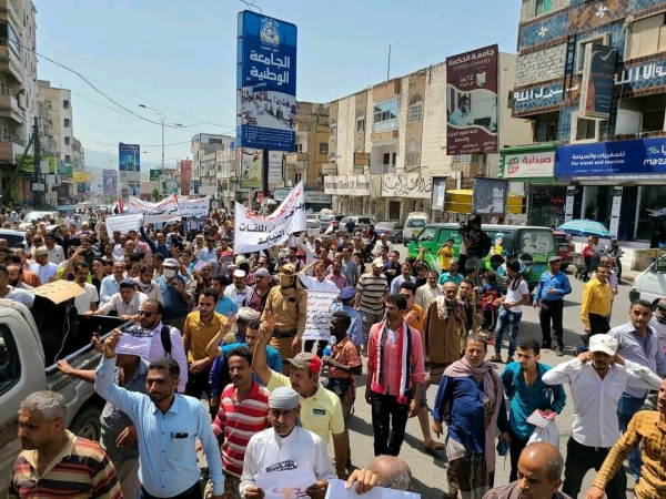 متظاهرون ينصبون الخيام أمام مبنى محافظة تعز للمطالبة بإقالة الفاسدين