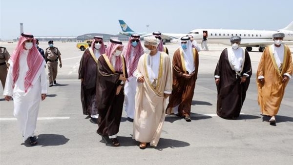 وصول وزير الخارجية السعودي إلى مسقط لبحث الوضع في اليمن