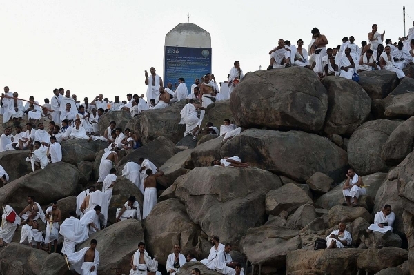 لأداء ركن الحج الأعظم.. ضيوف الرحمن يتوافدون إلى صعيد عرفات