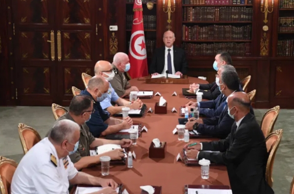 اعتبره معارضوه انقلابا.. الرئيس التونسي يقيل الحكومة ويجمد البرلمان ويتولى السلطة التنفيذية