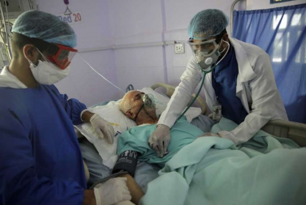 أسوشيتد برس: الحوثيون يجبرون الأطباء على تزوير تقارير مصابي كورونا