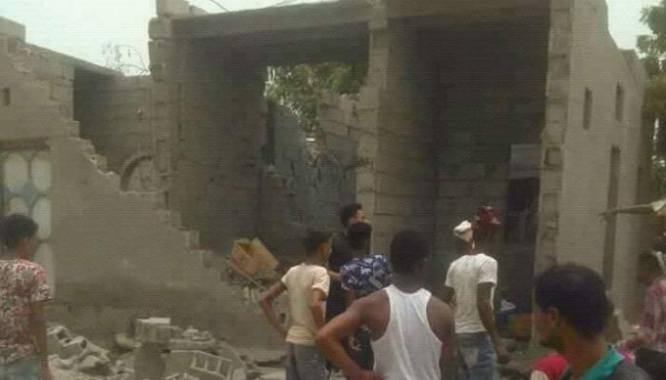 الحوثيون يستهدفون منزل مواطن جنوبي الحديدة بثلاث قذائف هاون