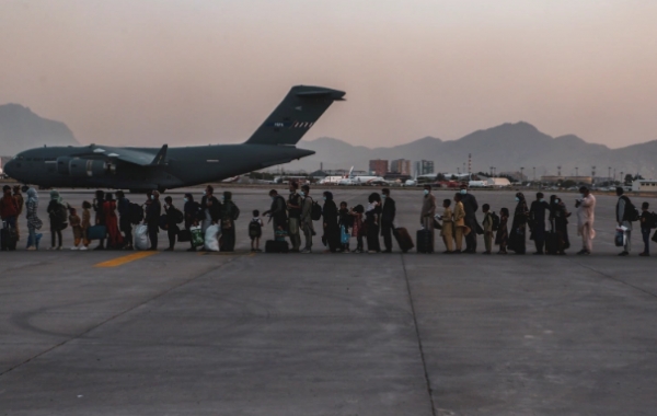 استئناف عمليات الإجلاء من كابل وطالبان تعرض على تركيا إدارة المطار