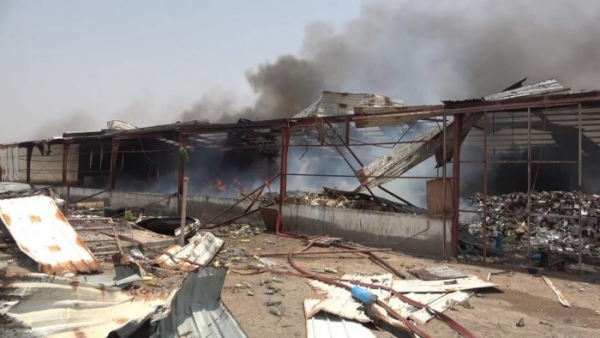 مدير ميناء المخا: اشتعال النار في صهاريج وهناجر الميناء إثر قصف الحوثيين