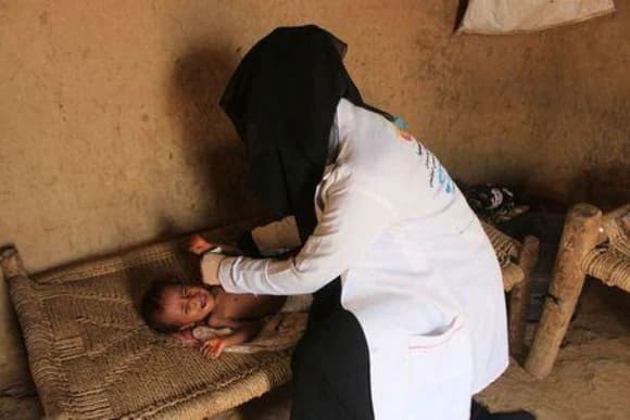 يمنية تضحي بوقتها وأجرها لعلاج الأطفال المصابين بسوء تغذية نتيجة للحرب