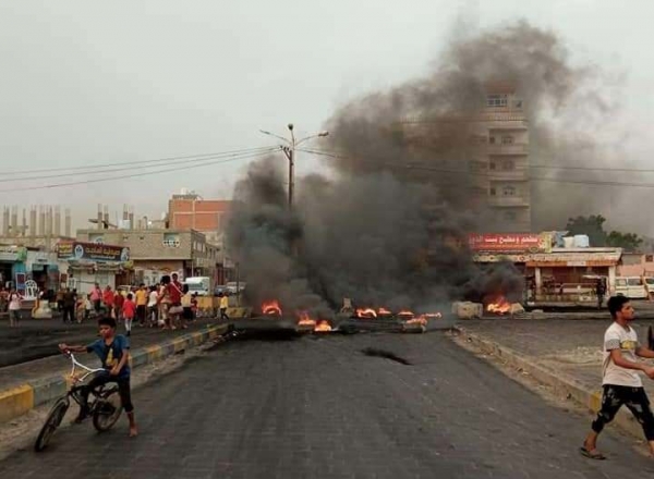 تجدد الاحتجاجات الليلية الغاضبة في عدن تنديدا بانهيار العملة