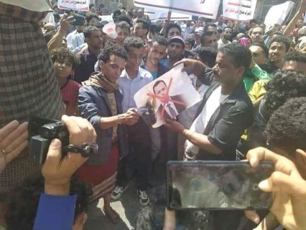 تواصل الاحتجاجات الغاضبة في تعز مطالبة بإقالة رئيس الحكومة تنديدا بانهيار العملة