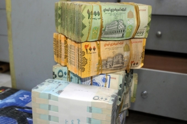 انهيار العملة ولهيب الأسعار يشعلان جذوة الجوع في اليمن
