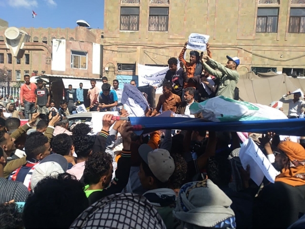 دعا لوضع حلول عاجلة.. "متين" يحمل الحكومة والتحالف مسؤولية انهيار الريال اليمني