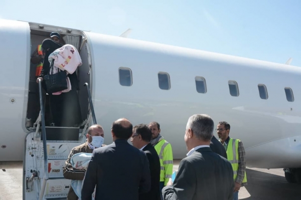 طفلان سياميان يعودان إلى صنعاء بعد عملية جراحية ناجحة في الأردن
