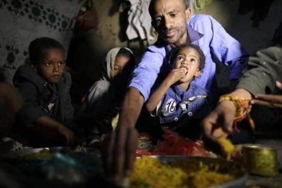 أسرة يمنية تعيش في متجر مهجور وسط استمرار الحرب والجوع