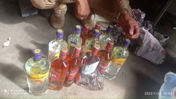 شرطة تعز تضبط أشخاصا بحوزتهم مشروبات كحولية مهربة غربي المحافظة