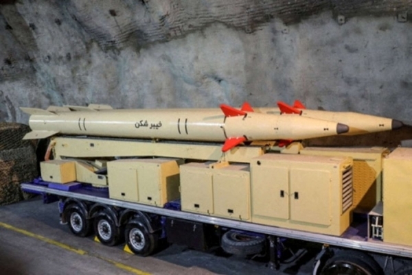 الحرس الثوري الإيراني يكشف عن صاروخ بإمكانه بلوغ 
