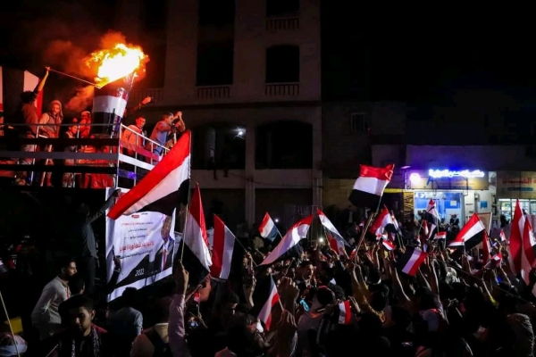 إيقاد شعلة ثورة 11 فبراير وسط مدينة تعز